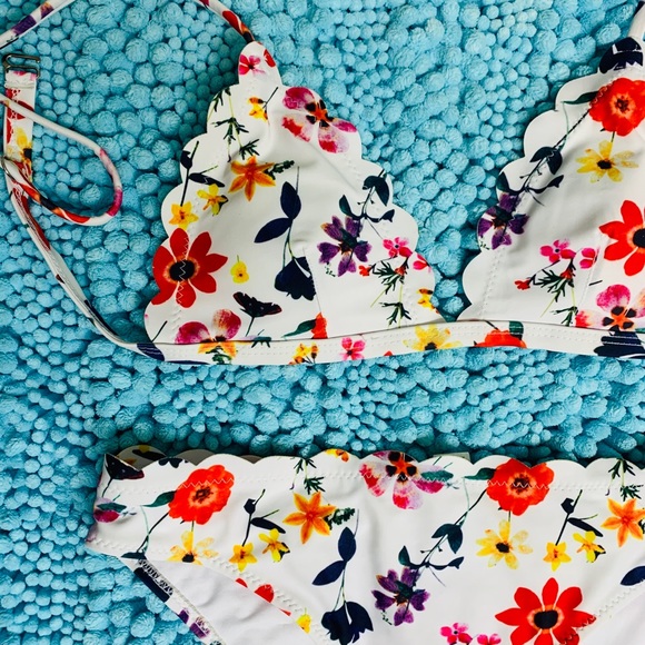 Cupshe Other - Cupshe White floral bikini with scalloped edges, S